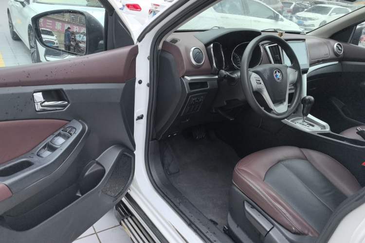 Used Venucia T70X 2015 2.0L CVT SmartFun Sport Edition Driver Seat