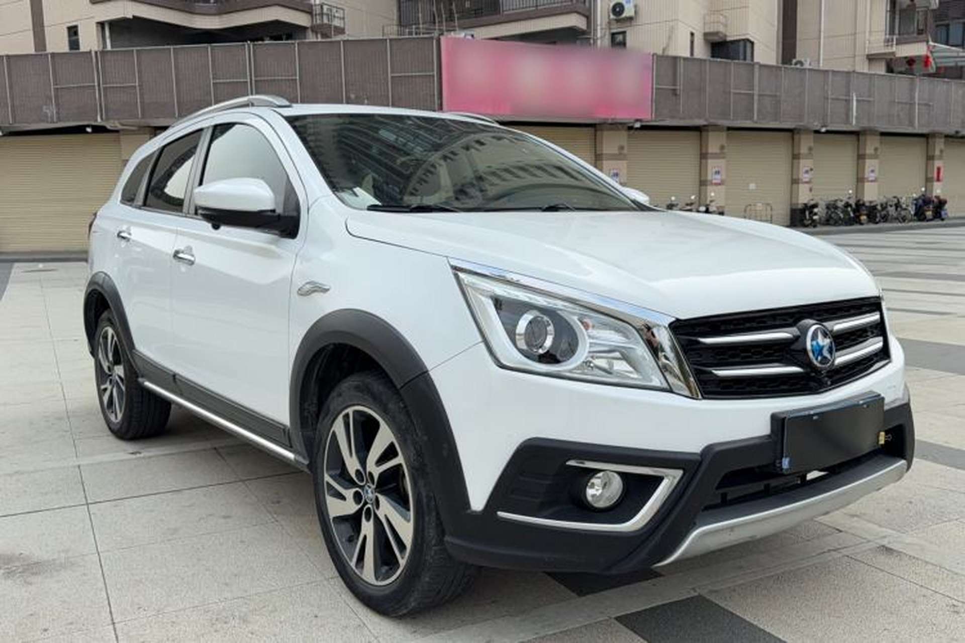 Used Venucia T70X 2015 2.0L CVT SmartFun Sport Edition Exterior 2