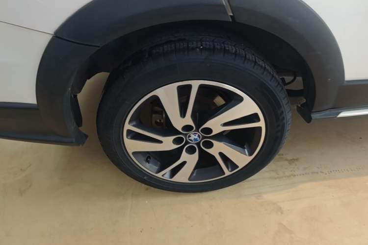 Used Venucia T70X 2015 2.0L CVT SmartFun Sport Edition Exterior 3