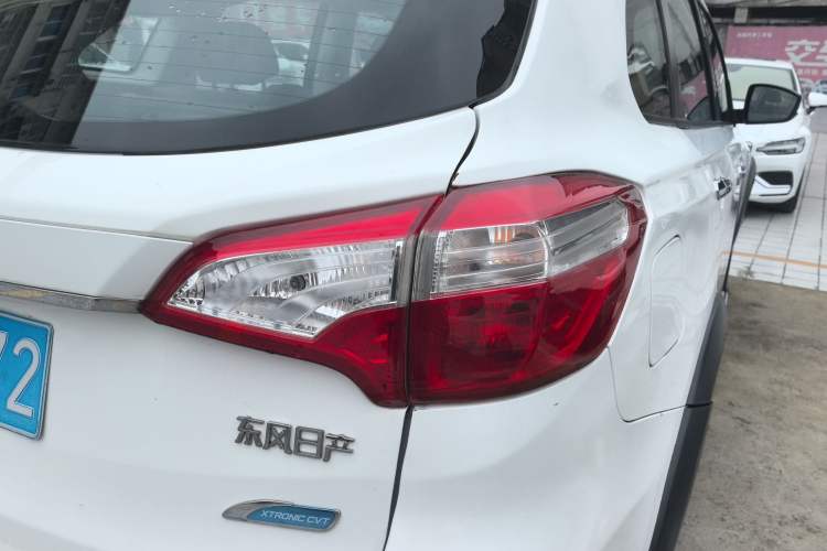 Used Venucia T70X 2015 2.0L CVT SmartFun Sport Edition Exterior 3