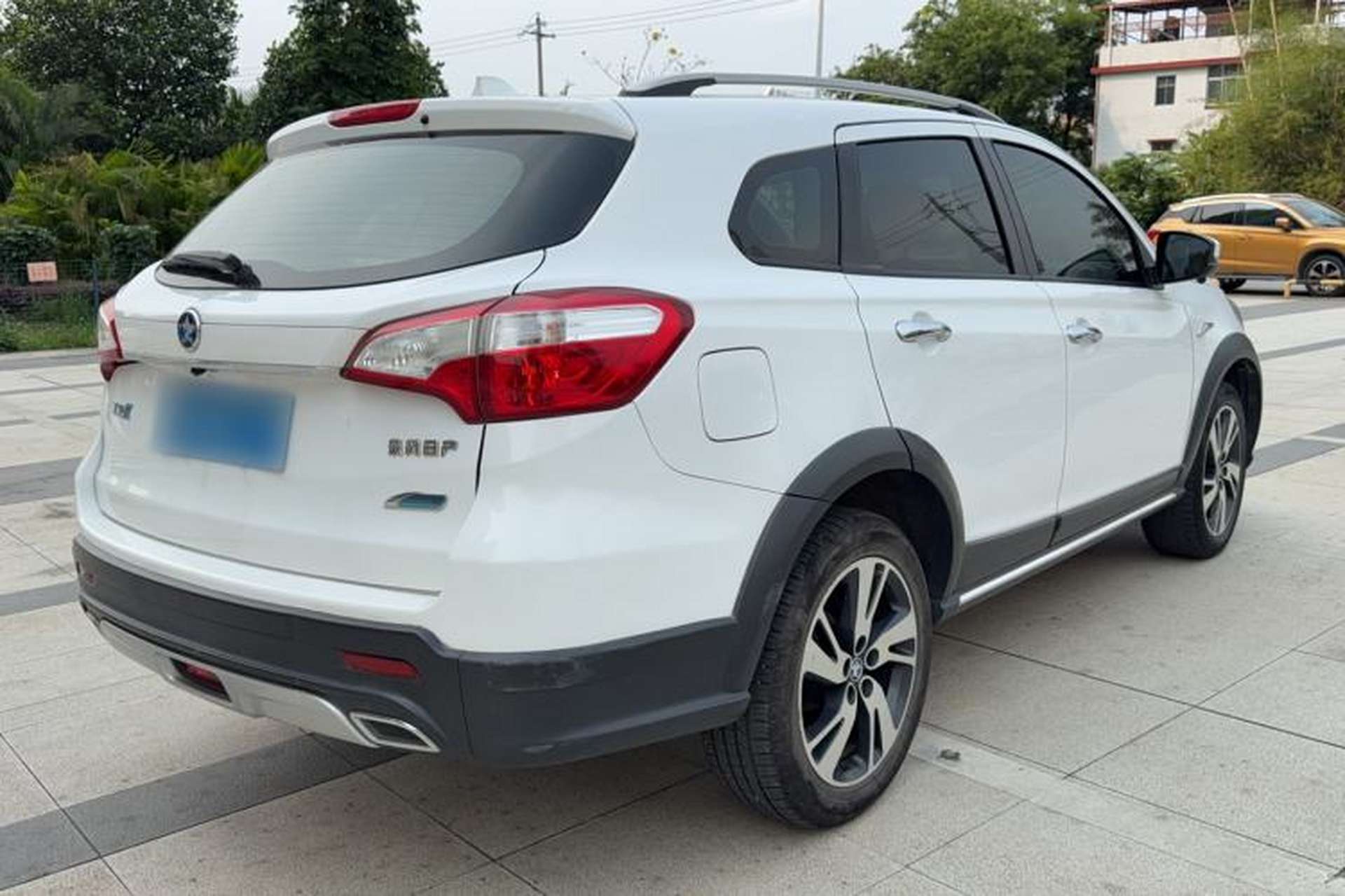 Used Venucia T70X 2015 2.0L CVT SmartFun Sport Edition Exterior 4