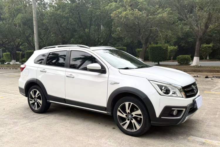 Used Venucia T70X 2015 2.0L CVT SmartFun Sport Edition Exterior 4