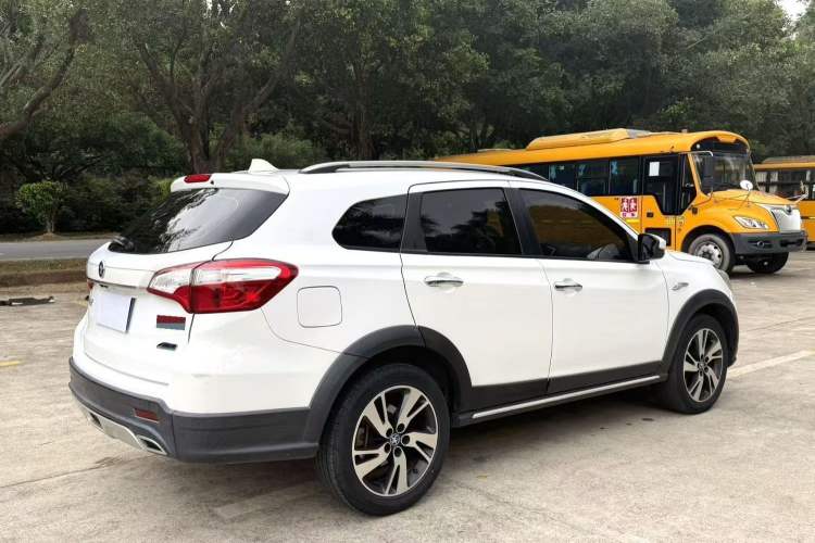 Used Venucia T70X 2015 2.0L CVT SmartFun Sport Edition Exterior 6