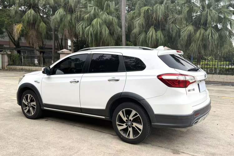 Used Venucia T70X 2015 2.0L CVT SmartFun Sport Edition Exterior 8