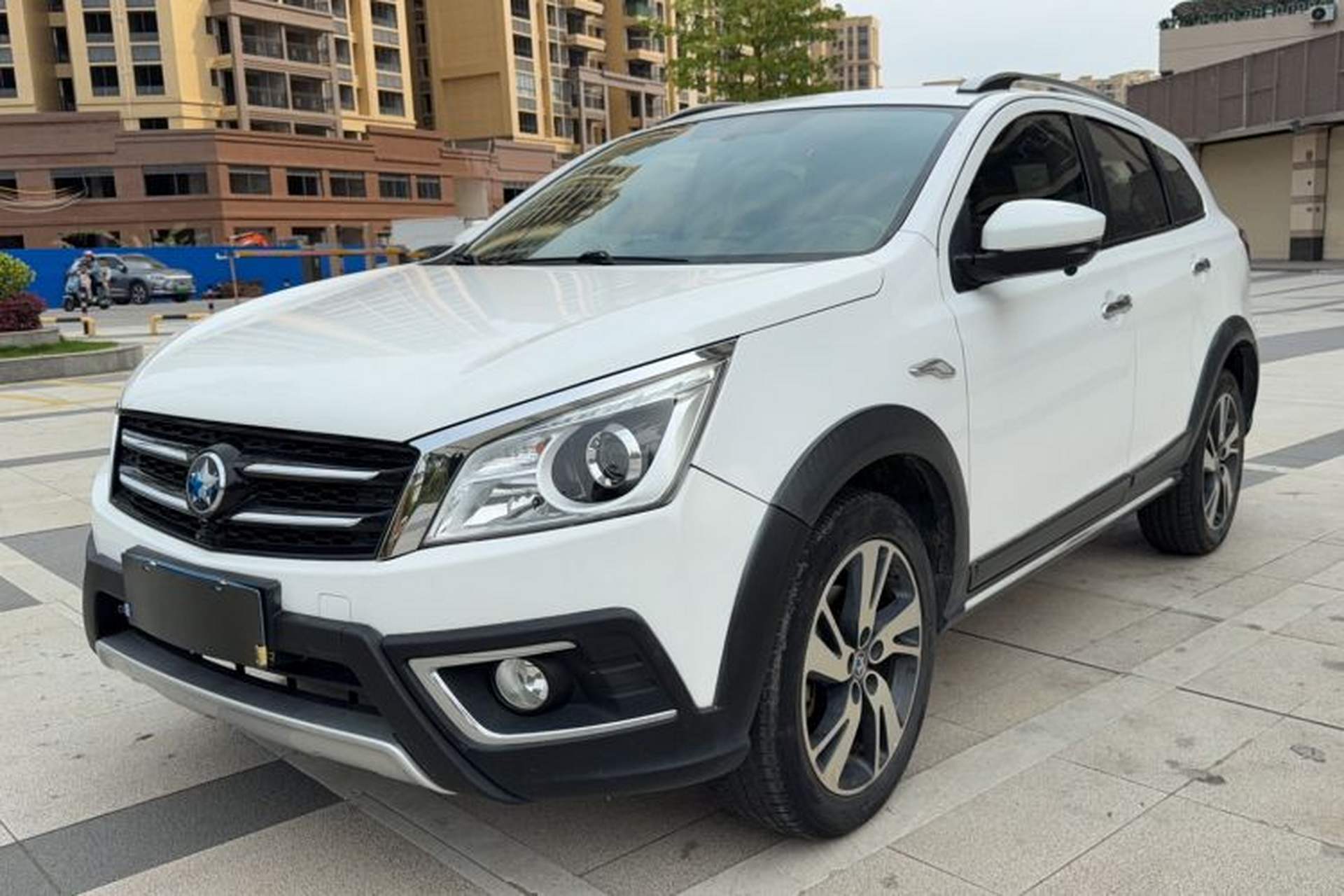 Used Venucia T70X 2015 2.0L CVT SmartFun Sport Edition Front Left 45 Deg