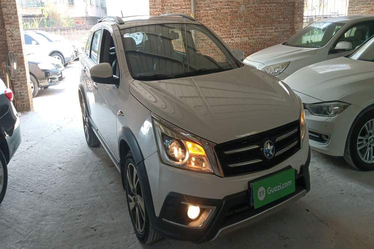 Used Venucia T70X 2015 2.0L CVT SmartFun Sport Edition Front Right 45 Deg