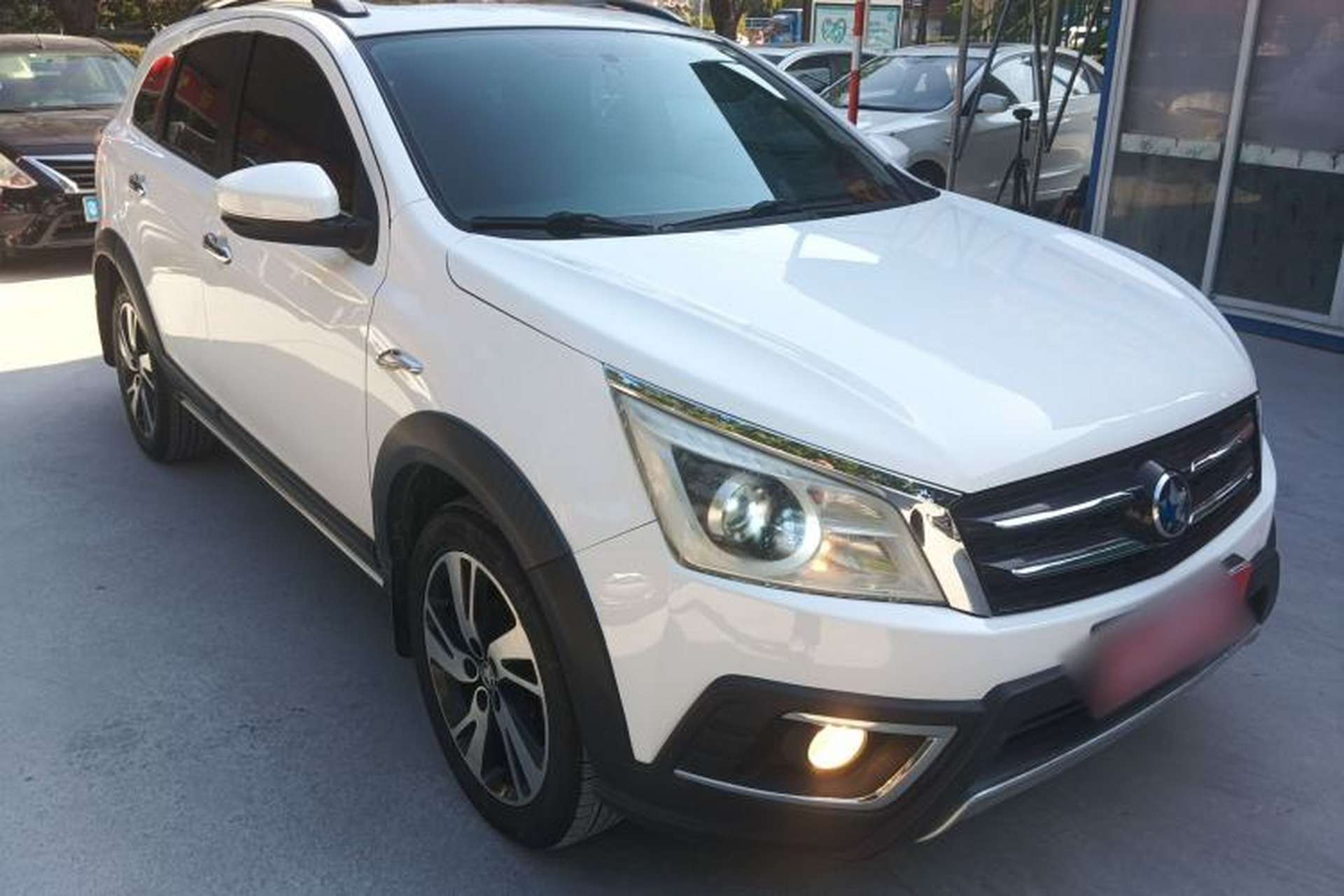 Used Venucia T70X 2015 2.0L CVT SmartFun Sport Edition Front Right 45 Deg
