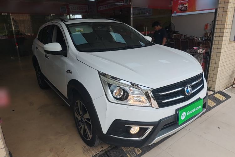 Used Venucia T70X 2015 2.0L CVT SmartFun Sport Edition Front Right 45 Deg
