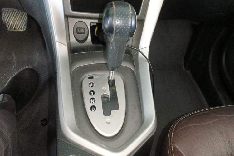 Used Venucia T70X 2015 2.0L CVT SmartFun Sport Edition Gear Lever