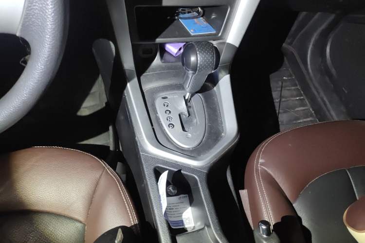 Used Venucia T70X 2015 2.0L CVT SmartFun Sport Edition Gear Lever