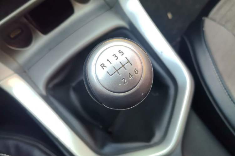 Used Venucia T70X 2015 2.0L Manual RuiXiang Sport Edition Gear Lever
