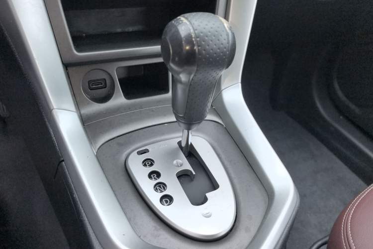 Used Venucia T70X 2015 2.0L CVT SmartFun Sport Edition Gear Lever