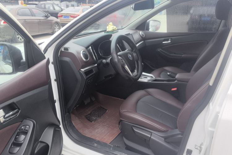 Used Venucia T70X 2015 2.0L CVT SmartFun Sport Edition Interior 1