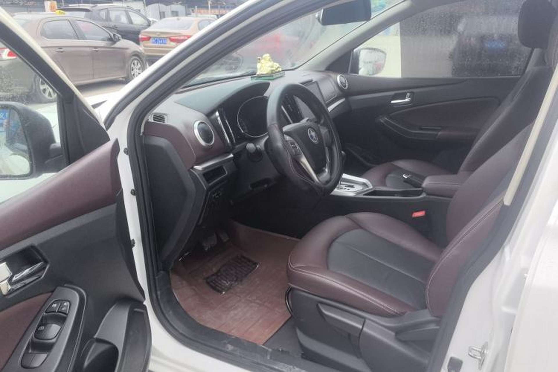 Used Venucia T70X 2015 2.0L CVT SmartFun Sport Edition Interior 1