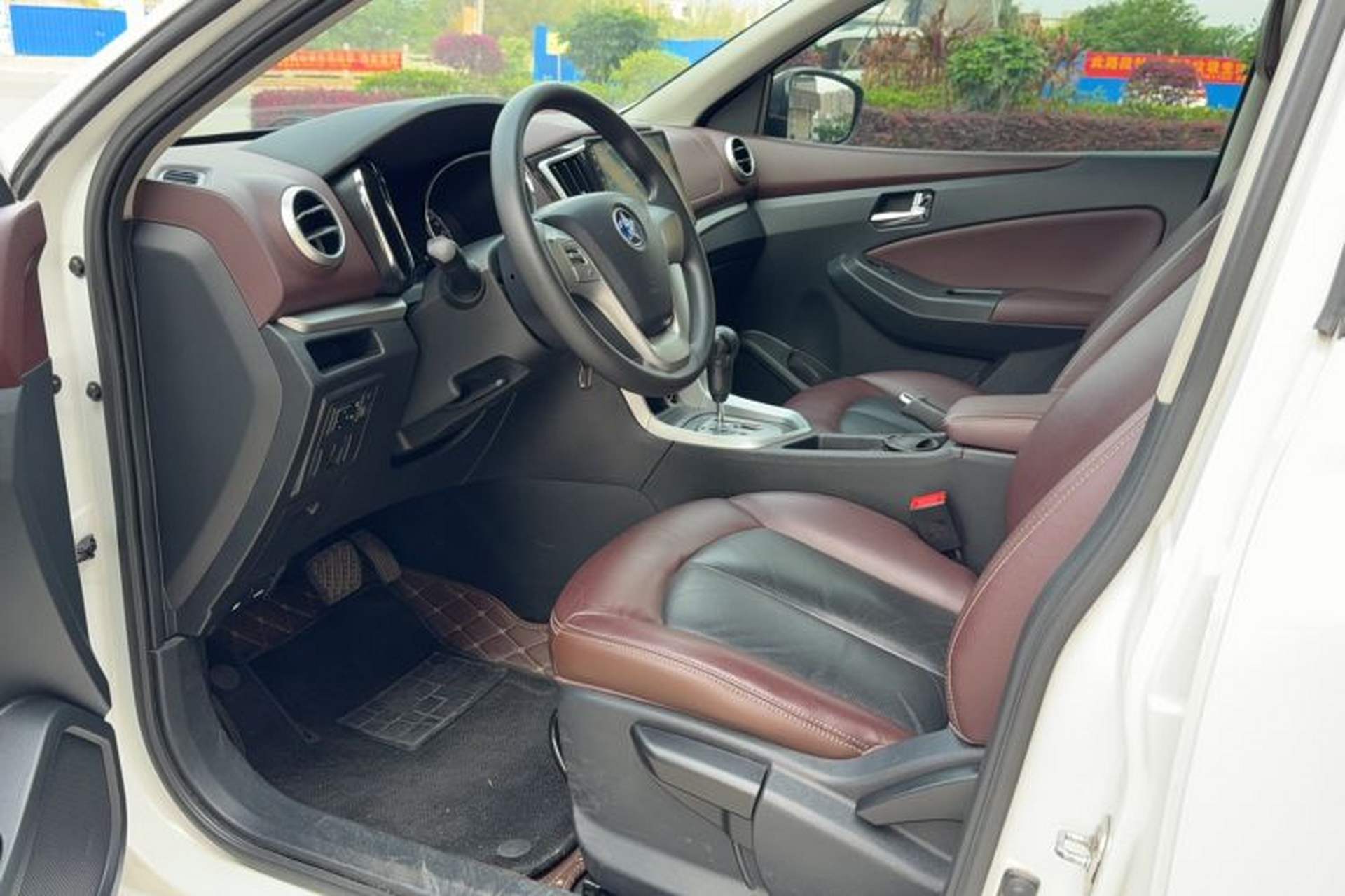 Used Venucia T70X 2015 2.0L CVT SmartFun Sport Edition Interior 1