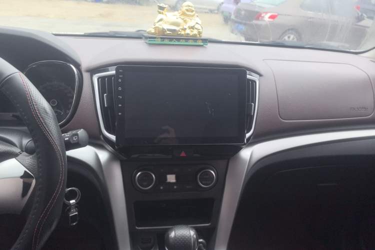 Used Venucia T70X 2015 2.0L CVT SmartFun Sport Edition Interior 5