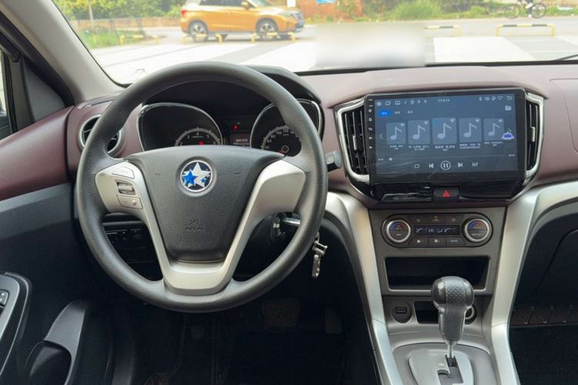 Used Venucia T70X 2015 2.0L CVT SmartFun Sport Edition Interior 5