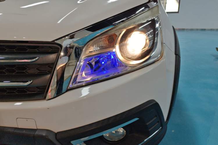 Used Venucia T70X 2015 2.0L CVT SmartFun Sport Edition Left Front Headlight