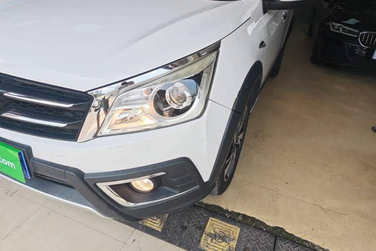 Used Venucia T70X 2015 2.0L CVT SmartFun Sport Edition Left Front Headlight