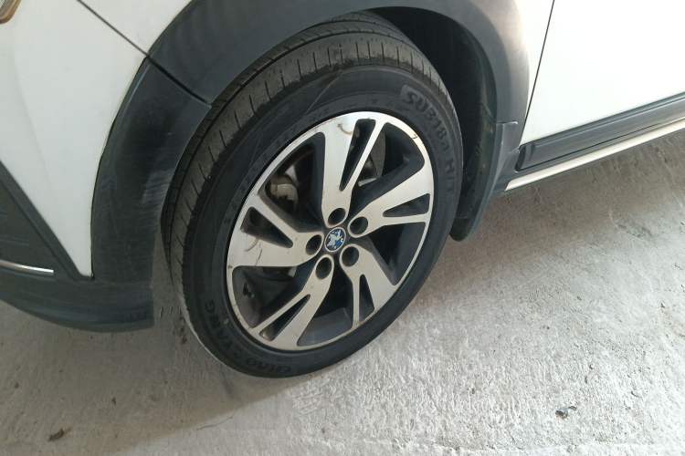 Used Venucia T70X 2015 2.0L CVT SmartFun Sport Edition Left Front Wheel Hub