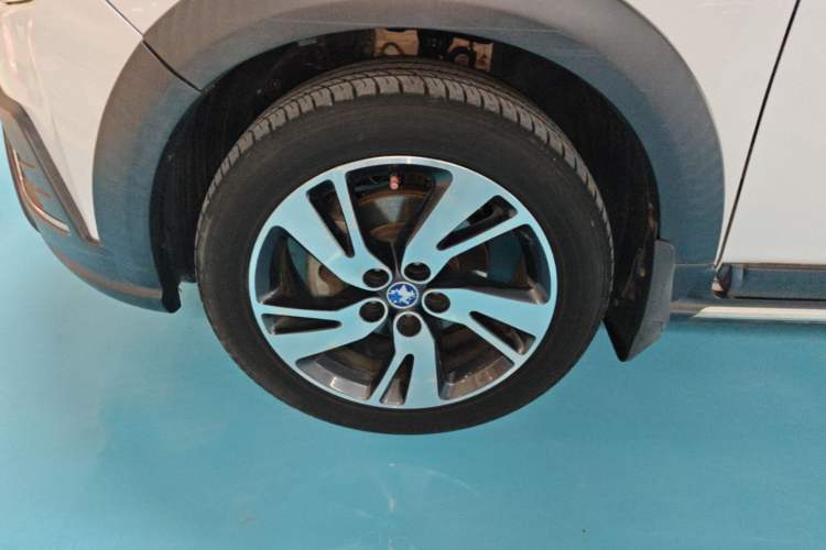 Used Venucia T70X 2015 2.0L CVT SmartFun Sport Edition Left Front Wheel Hub