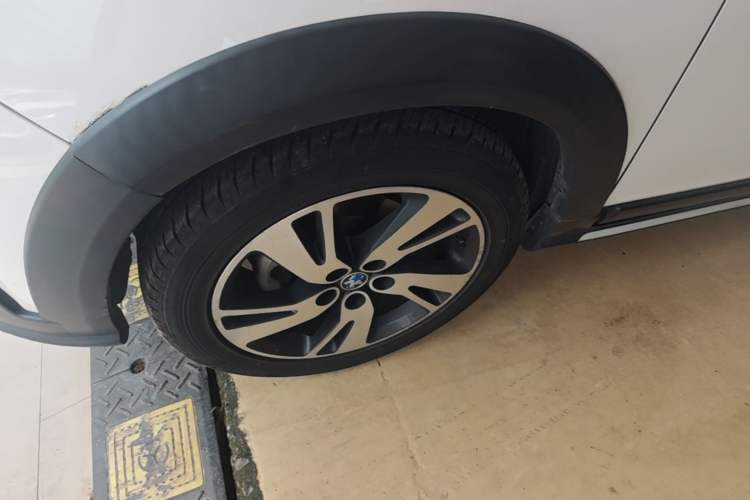 Used Venucia T70X 2015 2.0L CVT SmartFun Sport Edition Left Front Wheel Hub