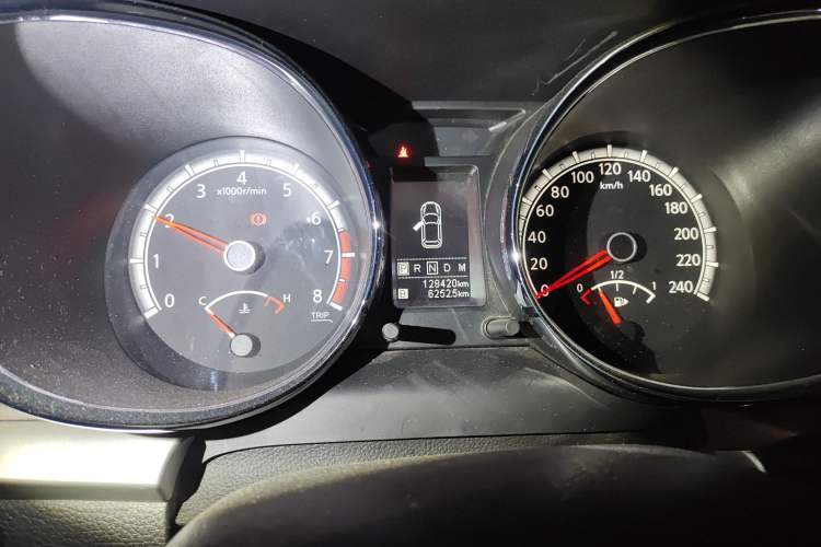 Used Venucia T70X 2015 2.0L CVT SmartFun Sport Edition Odometer Close Up