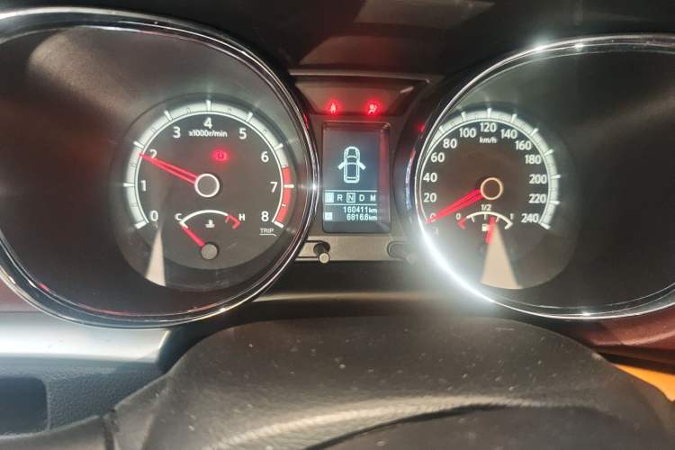 Used Venucia T70X 2015 2.0L CVT SmartFun Sport Edition Odometer Close Up