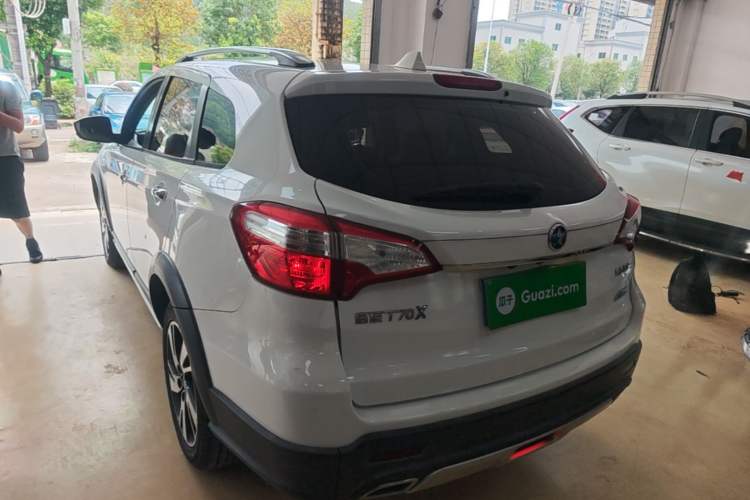 Used Venucia T70X 2015 2.0L CVT SmartFun Sport Edition Rear Left 45 Deg