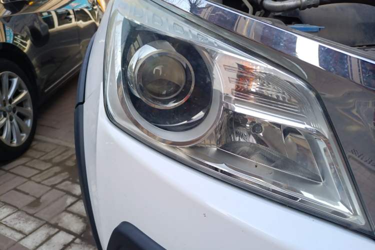 Used Venucia T70X 2015 2.0L CVT SmartFun Sport Edition Right Front Headlight