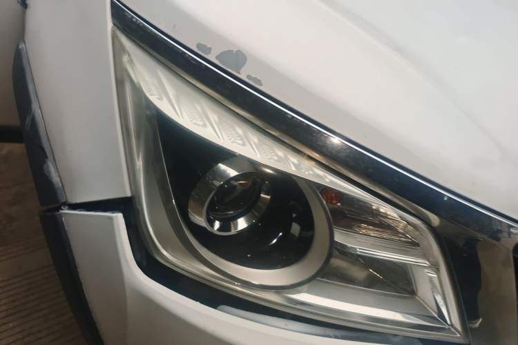 Used Venucia T70X 2015 2.0L CVT SmartFun Sport Edition Right Front Headlight