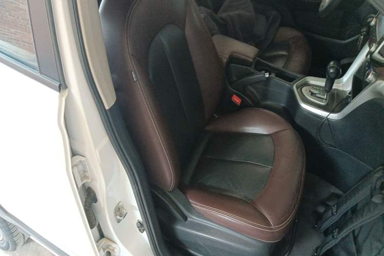 Used Venucia T70X 2015 2.0L CVT SmartFun Sport Edition Right Front Seat
