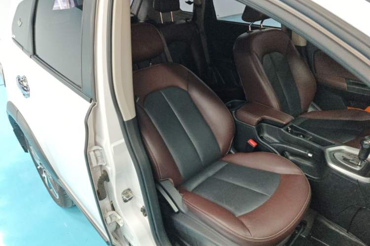 Used Venucia T70X 2015 2.0L CVT SmartFun Sport Edition Right Front Seat