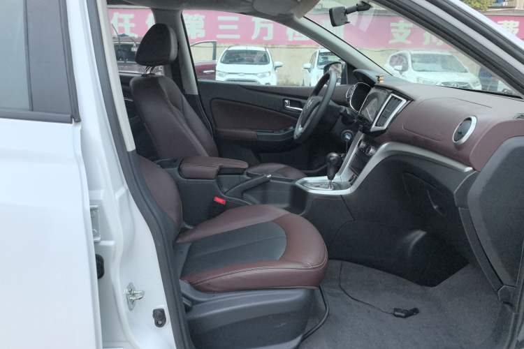 Used Venucia T70X 2015 2.0L CVT SmartFun Sport Edition Right Front Seat