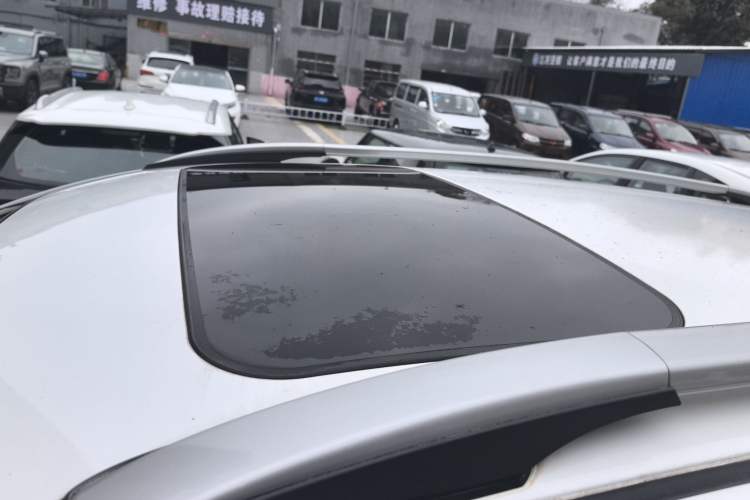 Used Venucia T70X 2015 2.0L CVT SmartFun Sport Edition Roof