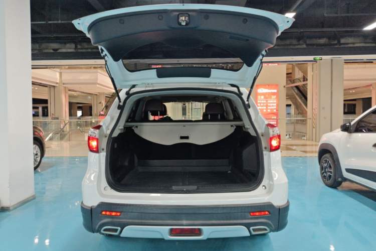 Used Venucia T70X 2015 2.0L CVT SmartFun Sport Edition Trunk