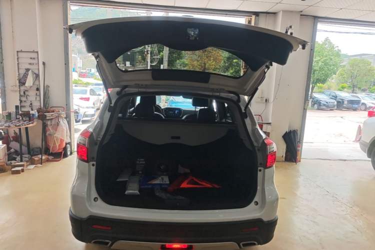 Used Venucia T70X 2015 2.0L CVT SmartFun Sport Edition Trunk