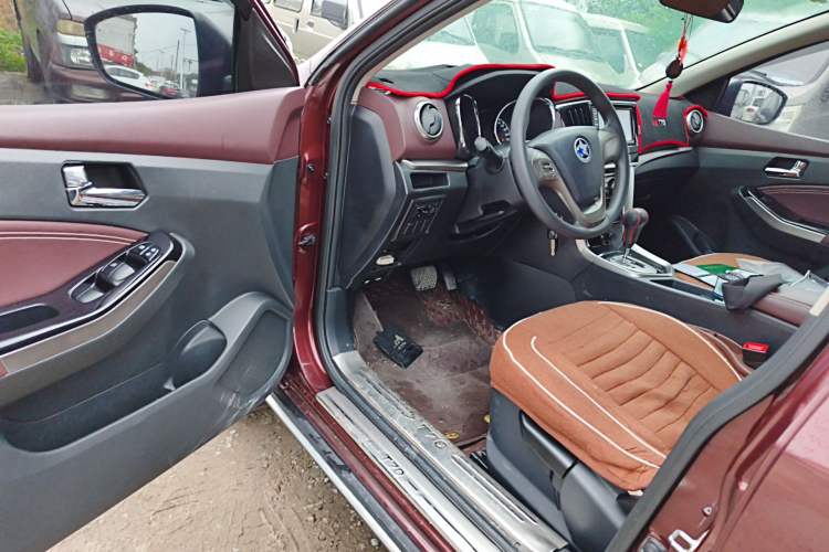 Used Venucia T70X 2016 2.0L CVT SmartFun Sport Edition Driver Seat