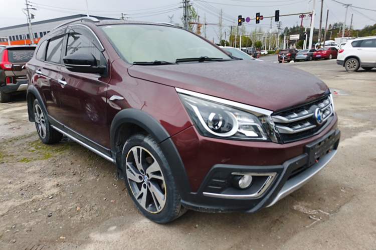 Used Venucia T70X 2016 2.0L CVT SmartFun Sport Edition Front Right 45 Deg