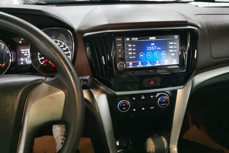 Used Venucia T70X 2016 2.0L CVT SmartFun Sport Edition Audio And AC Panel