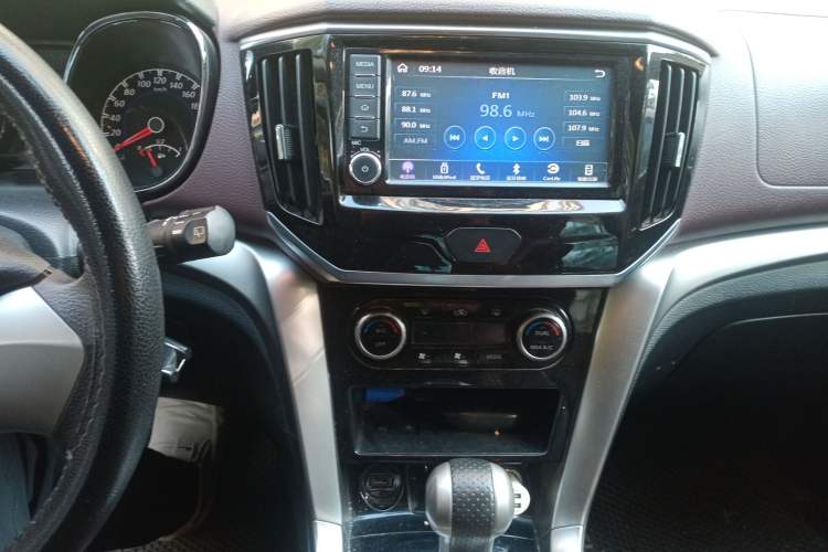 Used Venucia T70X 2016 2.0L CVT SmartFun Sport Edition Audio And AC Panel