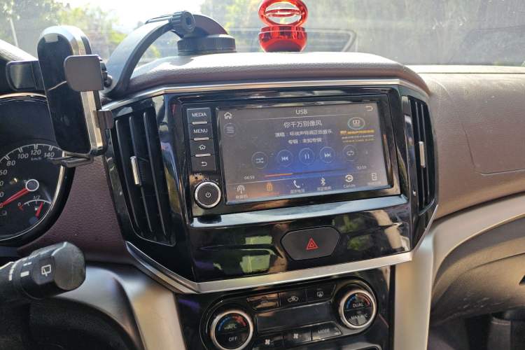 Used Venucia T70X 2016 2.0L CVT SmartFun Sport Edition Audio And AC Panel