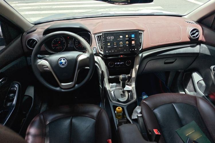 Used Venucia T70X 2016 2.0L CVT SmartFun Sport Edition Center Console