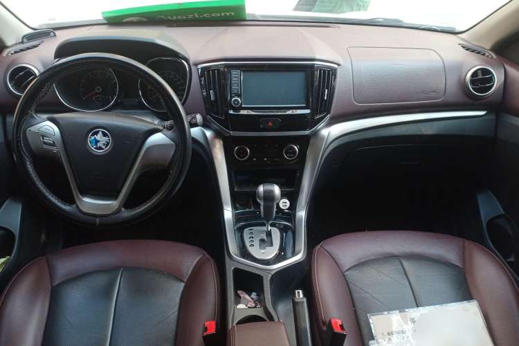 Used Venucia T70X 2016 2.0L CVT SmartFun Sport Edition Center Console
