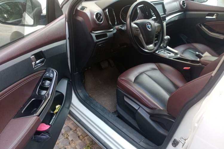 Used Venucia T70X 2016 2.0L CVT SmartFun Sport Edition Driver Seat