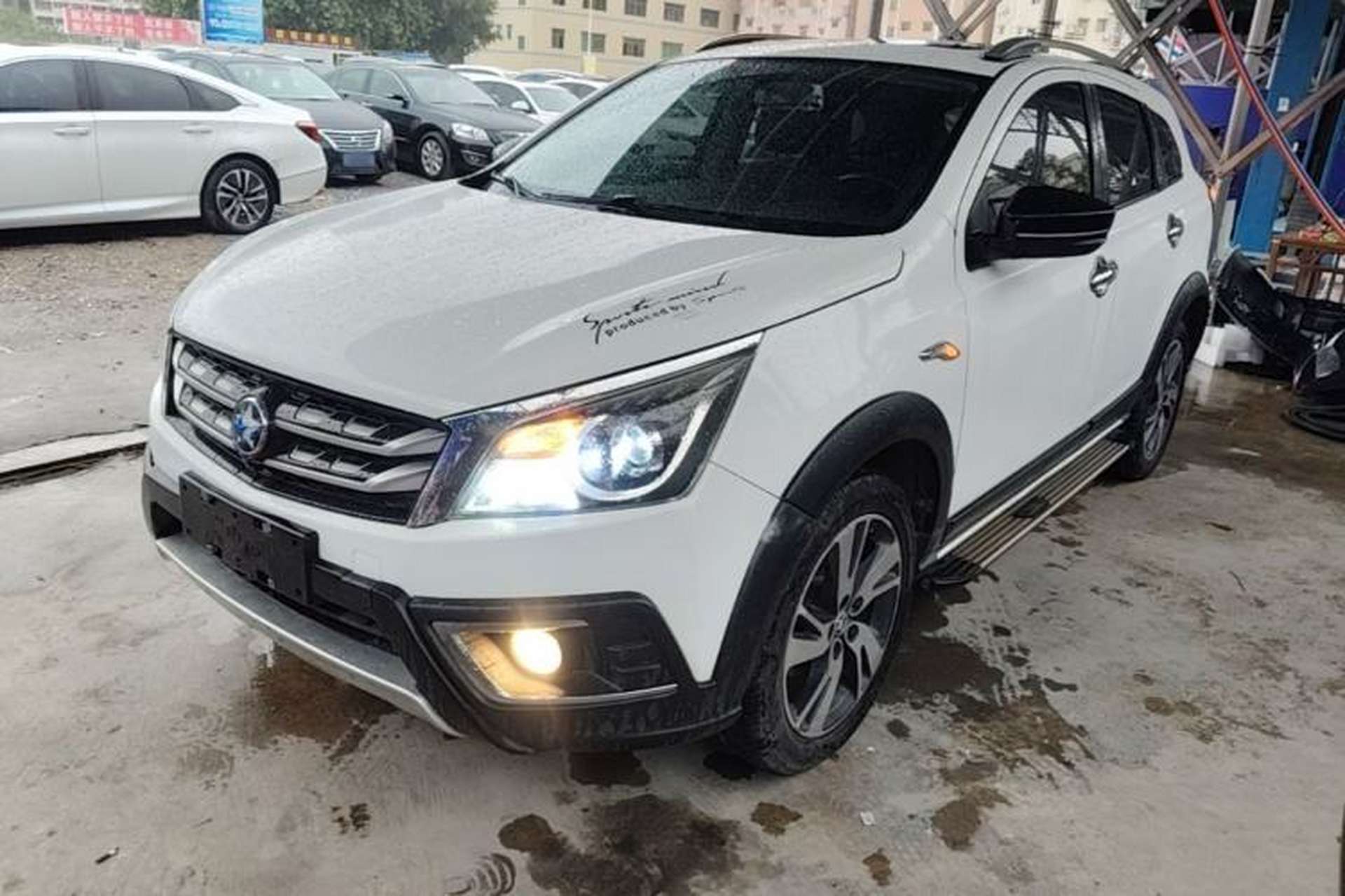 Used Venucia T70X 2016 2.0L CVT Smart Enjoyment Sport Edition Front Left 45 Deg