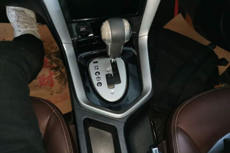 Used Venucia T70X 2016 2.0L CVT SmartFun Sport Edition Gear Lever