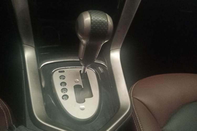 Used Venucia T70X 2016 2.0L CVT SmartFun Sport Edition Gear Lever