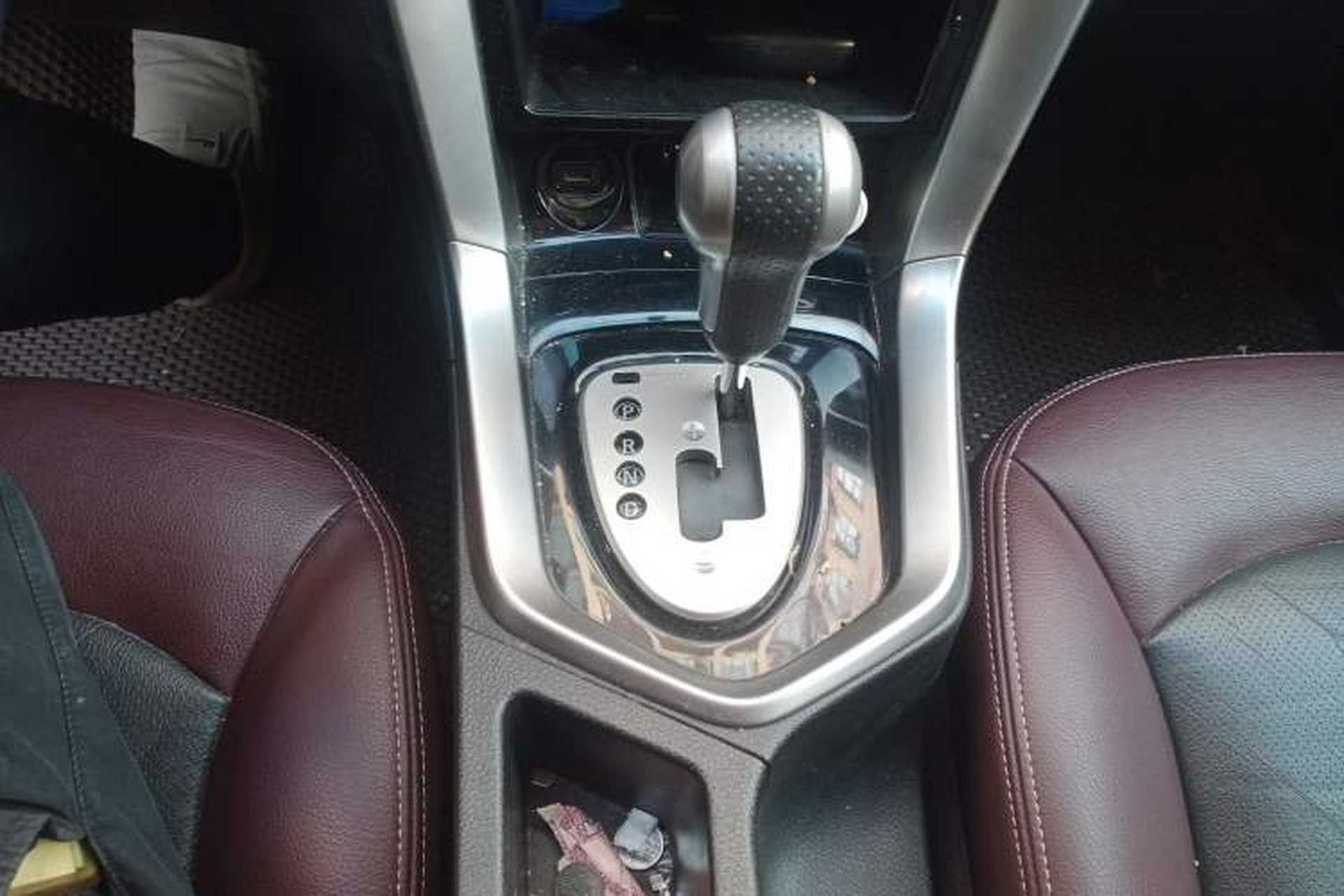 Used Venucia T70X 2016 2.0L CVT SmartFun Sport Edition Gear Lever