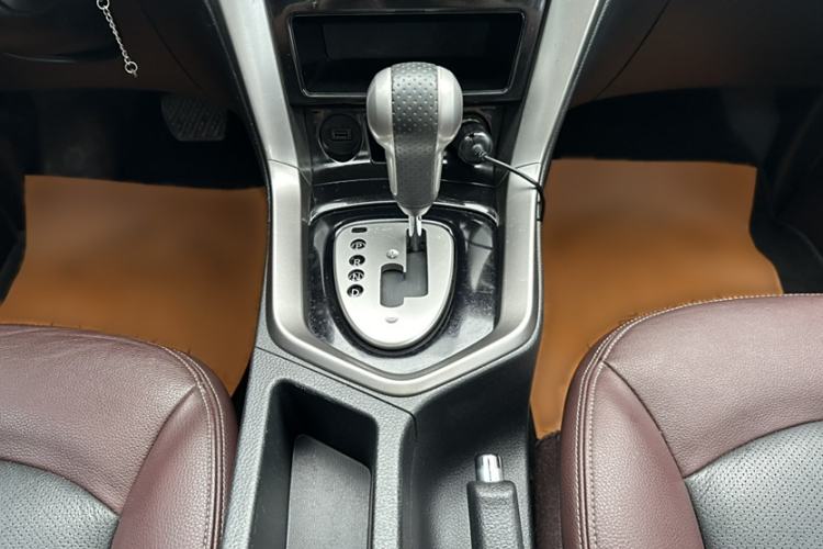 Used Venucia T70X 2016 2.0L CVT SmartFun Sport Edition Gear Lever